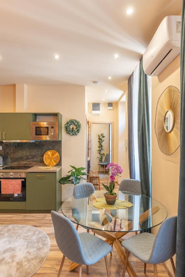 Jungle With 2 Bathrooms *